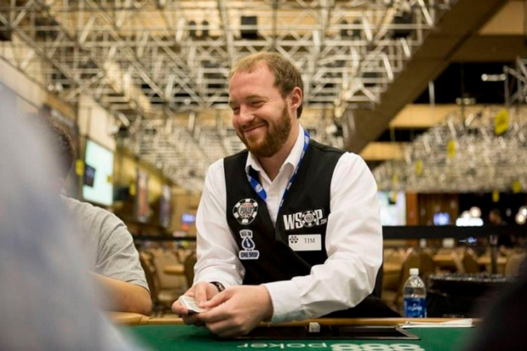 Дилер в покері