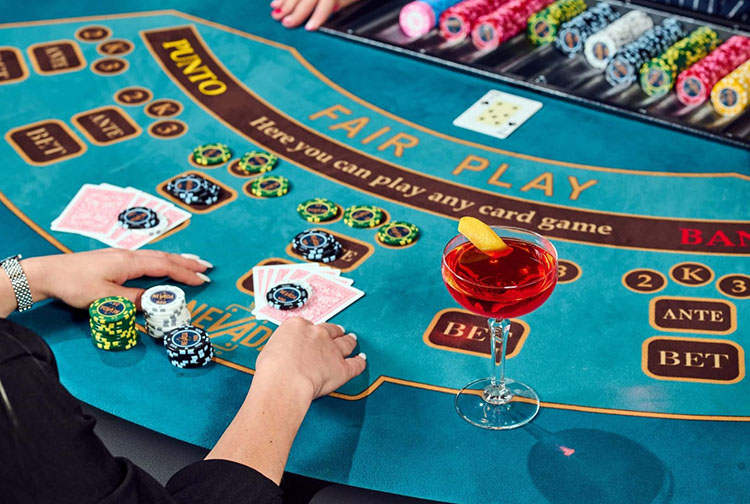 Покерний стіл